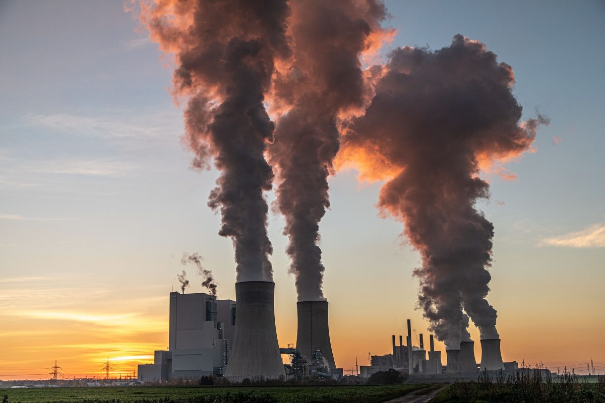 A power plant pouring steam and greenhouse gasses into the atmosphere