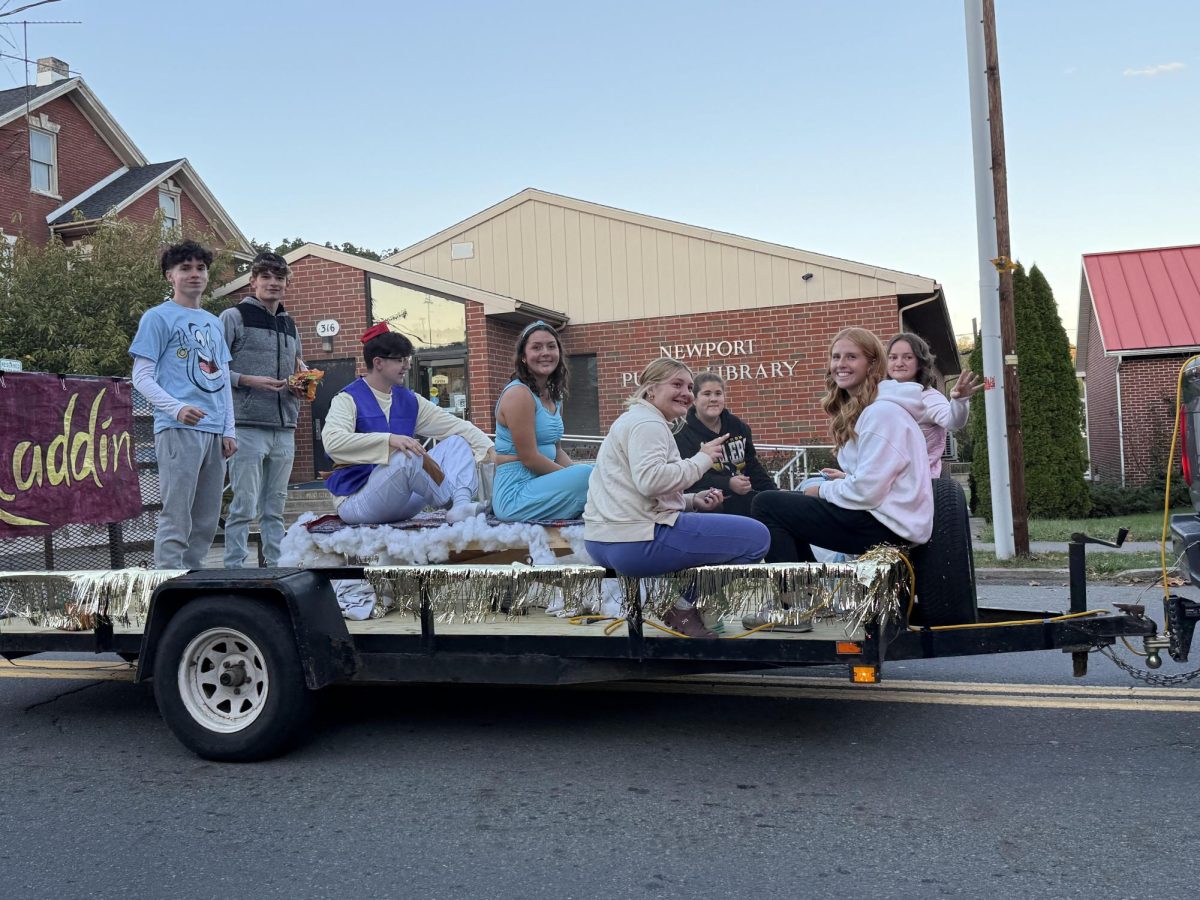 Senior class with their Aladdin themed float