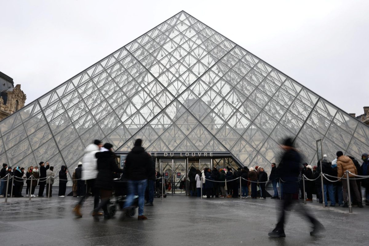 People enter the glass Pyramid of the Louvre Museum whose opening was delayed following a staff meeting about a strike over pay and working conditions at the museum, the state of the museum's buildings and staffing issues, after a spectacular heist which saw thieves make off with jewels in broad daylight, in Paris,  January 5, 2026. REUTERS/Sarah Meyssonnier